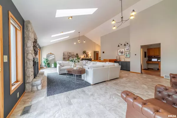 921 Birdie LN, Quincy, IL 62305