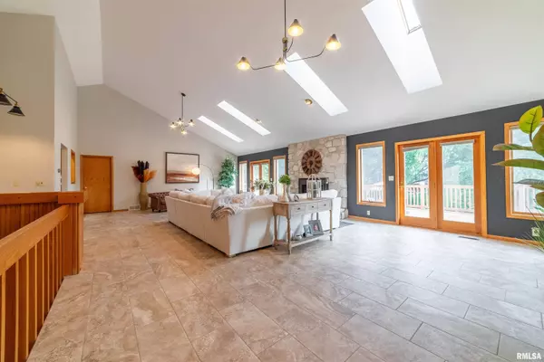 921 Birdie LN, Quincy, IL 62305