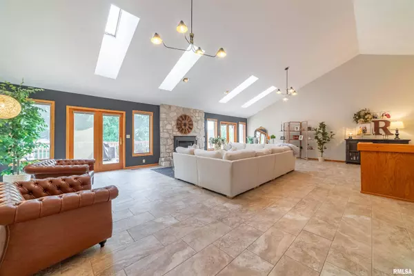 921 Birdie LN, Quincy, IL 62305