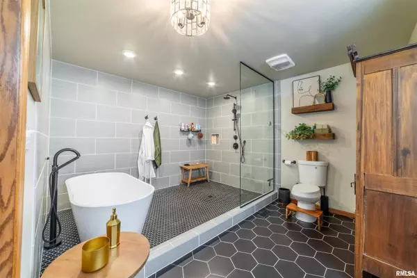 921 Birdie LN, Quincy, IL 62305