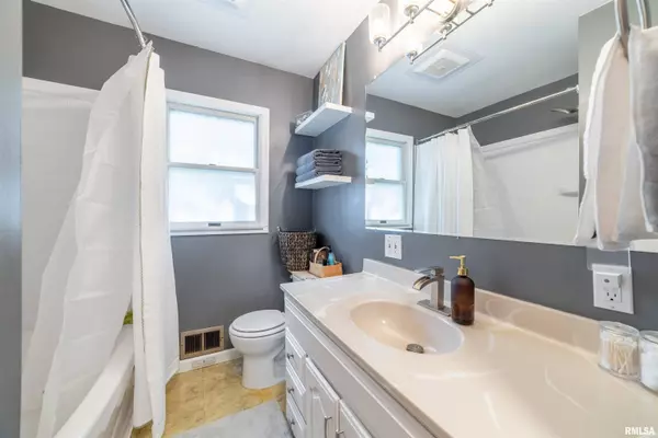 3229 N COLLEGE AVE, Quincy, IL 62301