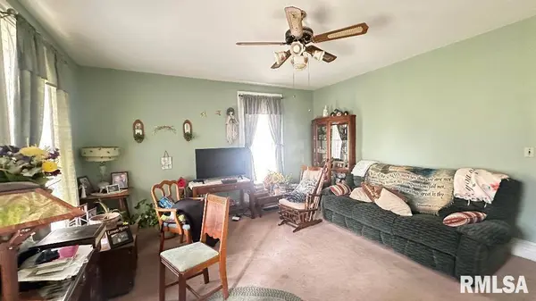223 W HIGH ST, Mendon, IL 62351