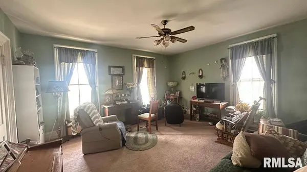 223 W HIGH ST, Mendon, IL 62351