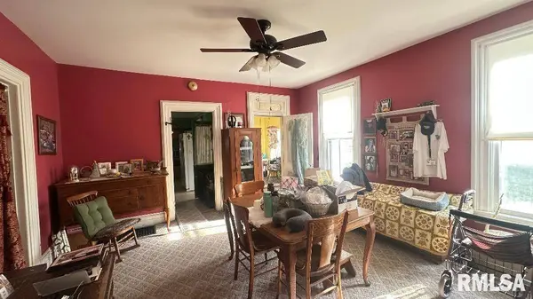 223 W HIGH ST, Mendon, IL 62351