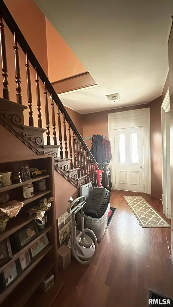 223 W HIGH ST, Mendon, IL 62351