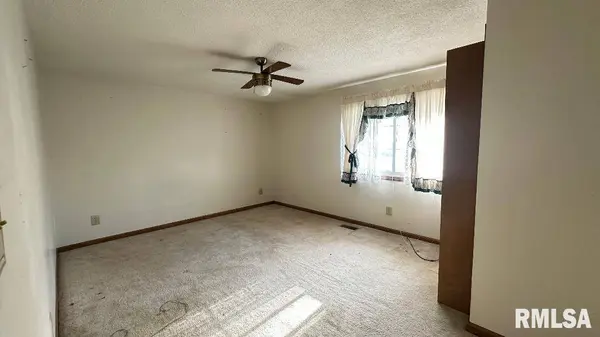 190 S EAST ST, Hull, IL 62343