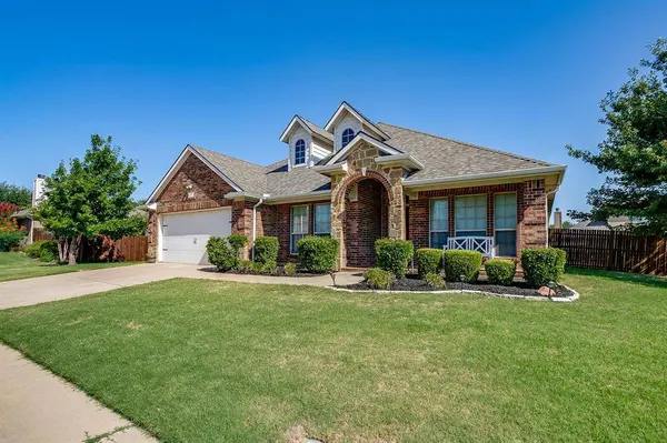 6 Beechcreek Drive, Edgecliff Village, TX 76134