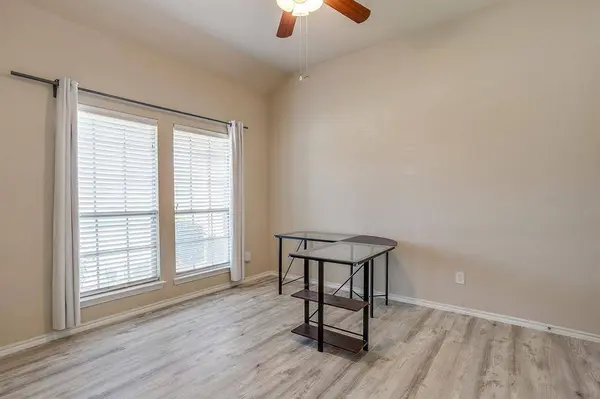 6 Beechcreek Drive, Edgecliff Village, TX 76134