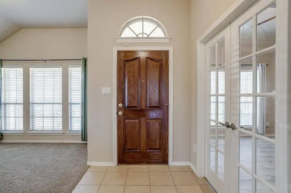 6 Beechcreek Drive, Edgecliff Village, TX 76134