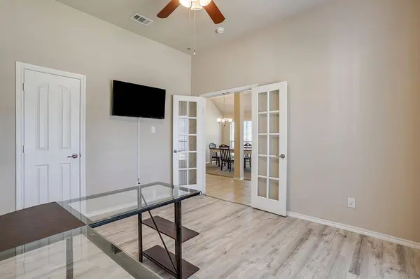6 Beechcreek Drive, Edgecliff Village, TX 76134
