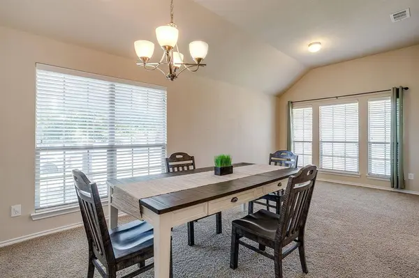 6 Beechcreek Drive, Edgecliff Village, TX 76134