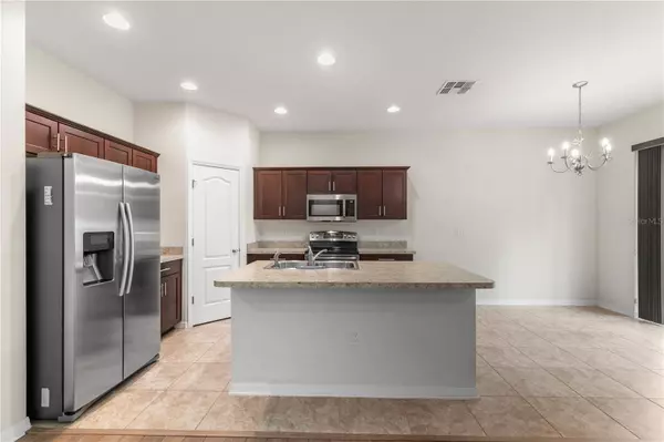 329 LAKE DAVENPORT CIR, Davenport, FL 33837