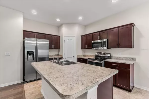 329 LAKE DAVENPORT CIR, Davenport, FL 33837