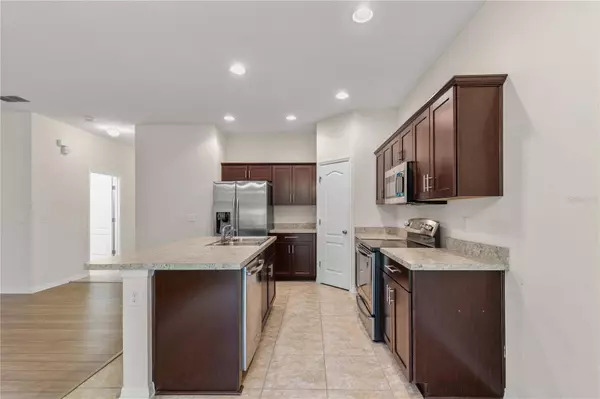 329 LAKE DAVENPORT CIR, Davenport, FL 33837
