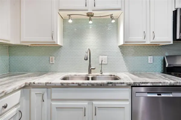 2039 Glen Cove Dr, Seabrook, TX 77586-3317