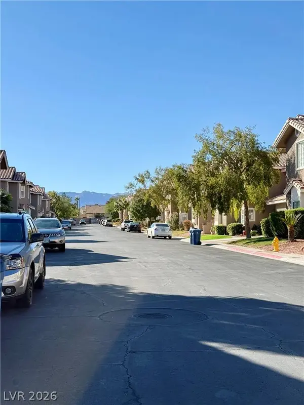 9295 Scenic Mountain LN, Las Vegas, NV 89117