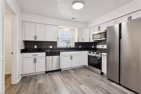 9 Wooded Hill DR, Hampton, VA 23669