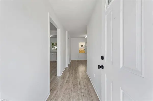78 Ferguson LN, Newport News, VA 23601