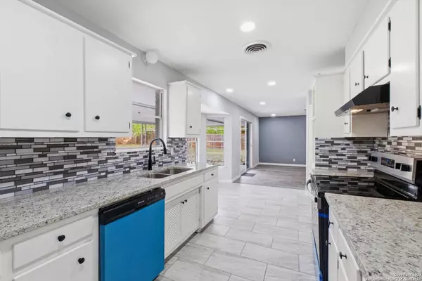 413 Cloudmont Dr, Windcrest, TX 78239