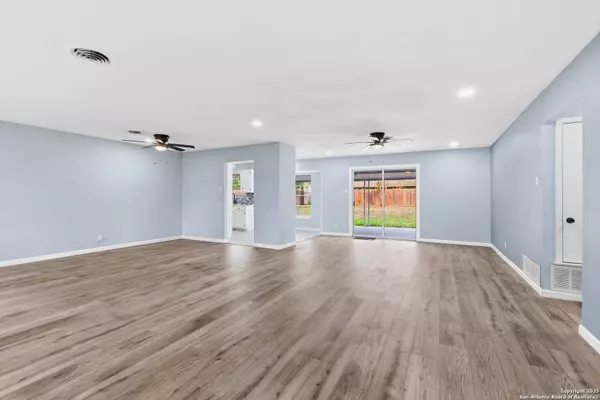 413 Cloudmont Dr, Windcrest, TX 78239