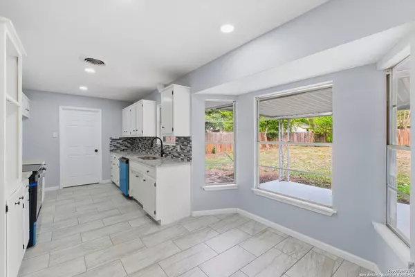 413 Cloudmont Dr, Windcrest, TX 78239