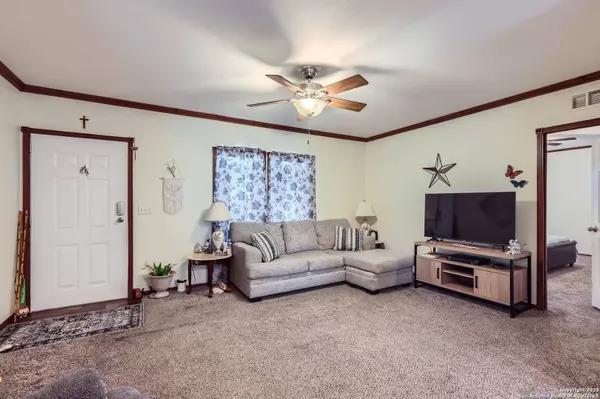 414 Bucks Circle, Converse, TX 78109