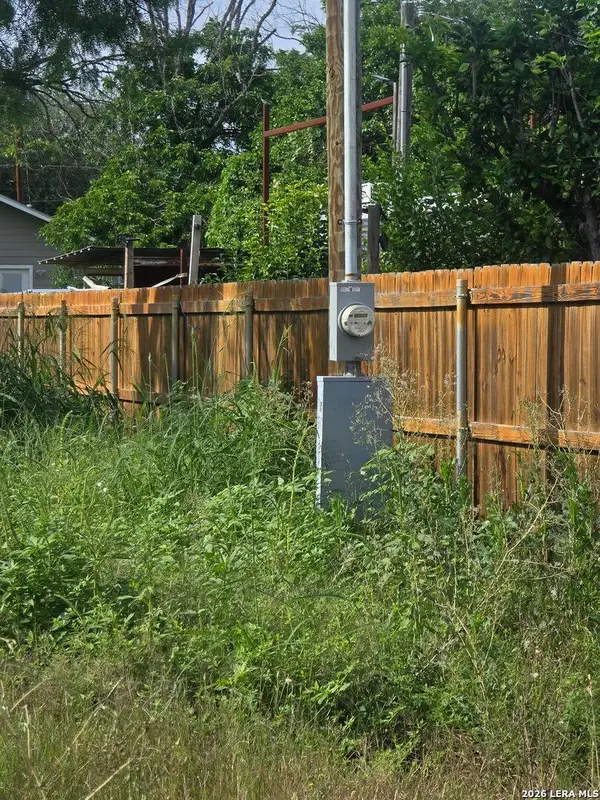 8119 DIXON RD, Somerset, TX 78069