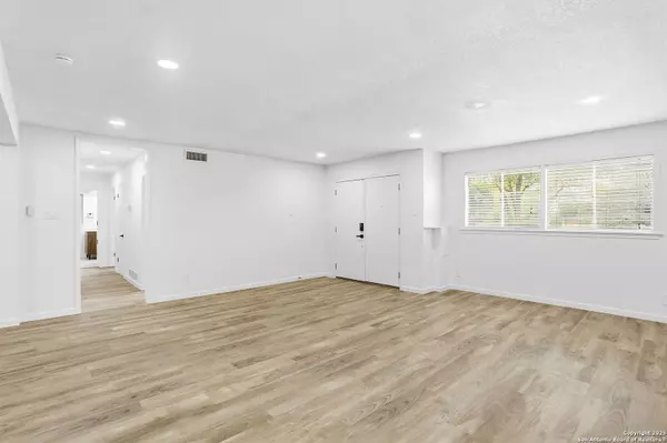 221 Shadywood Ln, San Antonio, TX 78216