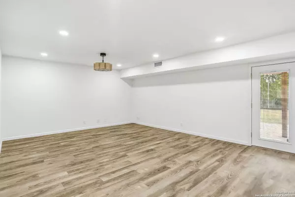 221 Shadywood Ln, San Antonio, TX 78216