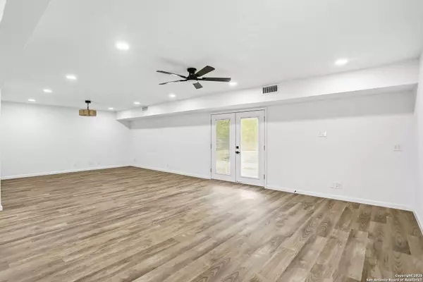 221 Shadywood Ln, San Antonio, TX 78216