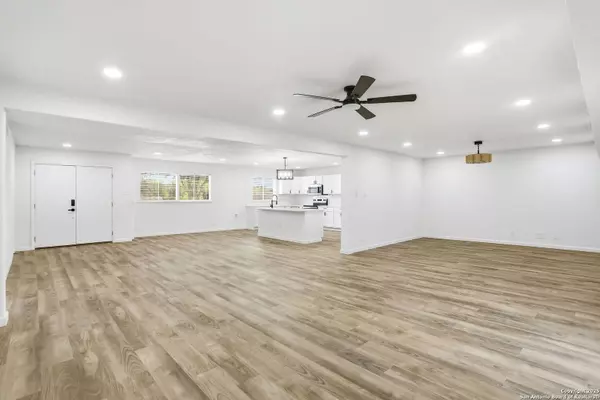 221 Shadywood Ln, San Antonio, TX 78216