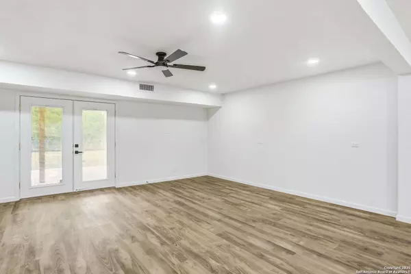 221 Shadywood Ln, San Antonio, TX 78216