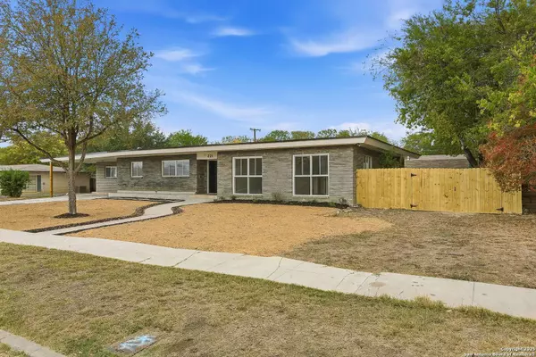 221 Shadywood Ln, San Antonio, TX 78216