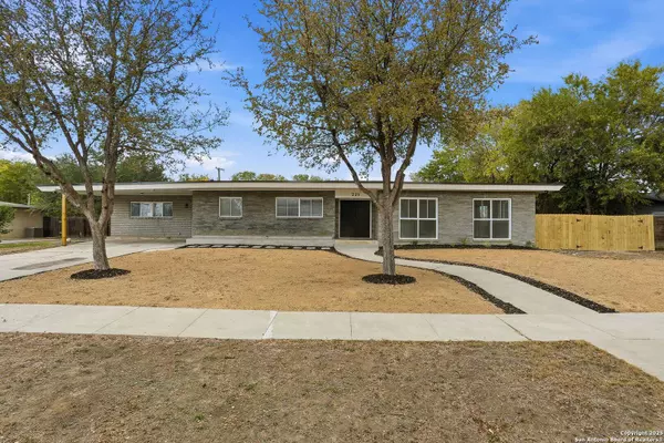 221 Shadywood Ln, San Antonio, TX 78216