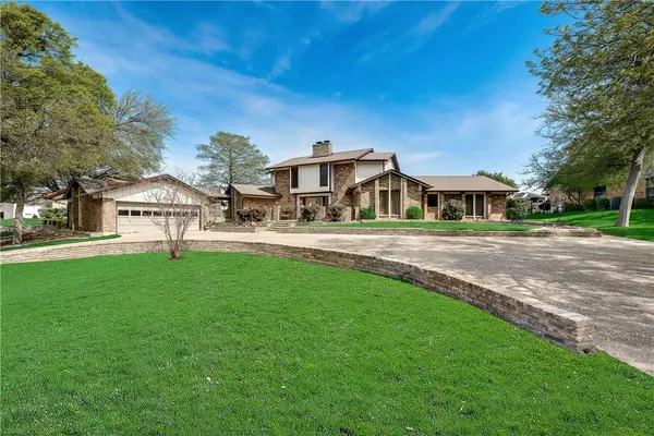 6013 Lantana Dr, Fort Worth, TX 76112-1116