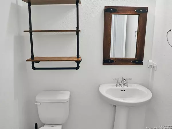 8443 Meadow Plains, San Antonio, TX 78254