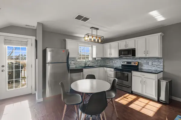 Updated 2-Bedroom Townhome in Ankeny’s Southwest Corridor Near Crocker Elementary