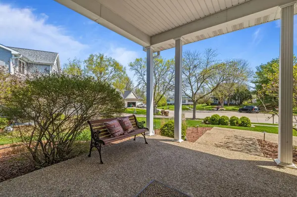 5864 Newbury CT, Johnston, IA 50131