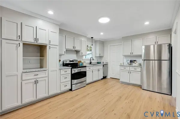 901 Dogwood DR, Colonial Heights, VA 23834