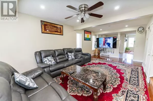 Calgary, AB T1Y 6W2,6967 Laguna Way NE