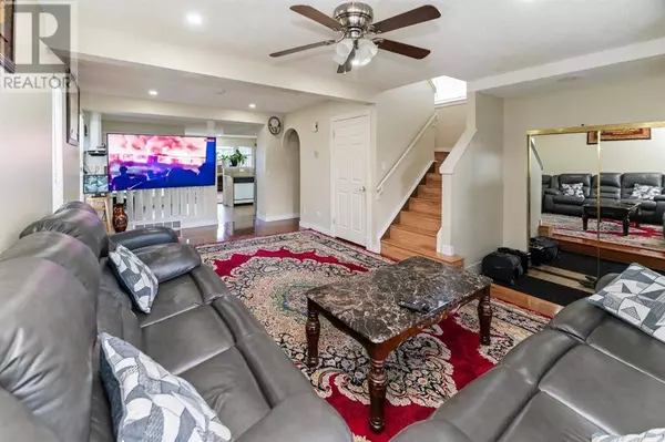 6967 Laguna Way NE, Calgary, AB T1Y6W2