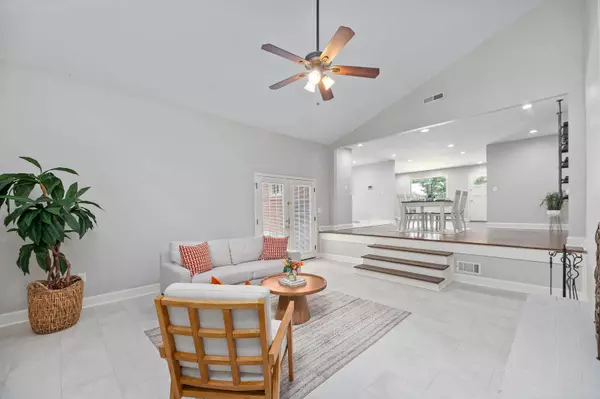 Interior Photo of 7623 Hillandale Rd