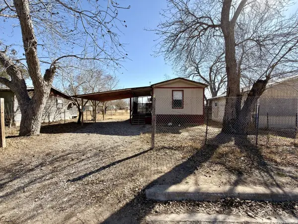 613 Avenue J, Poteet, TX 78065