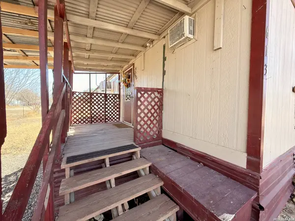 613 Avenue J, Poteet, TX 78065