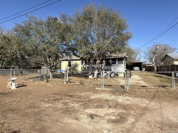 213 E 4th, Elmendorf, TX 78112