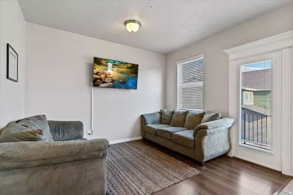 810 N FARMINGTON XING, Farmington, UT 84025