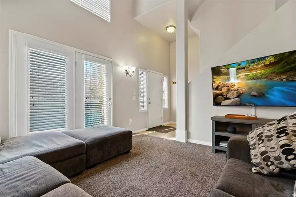 810 N FARMINGTON XING, Farmington, UT 84025