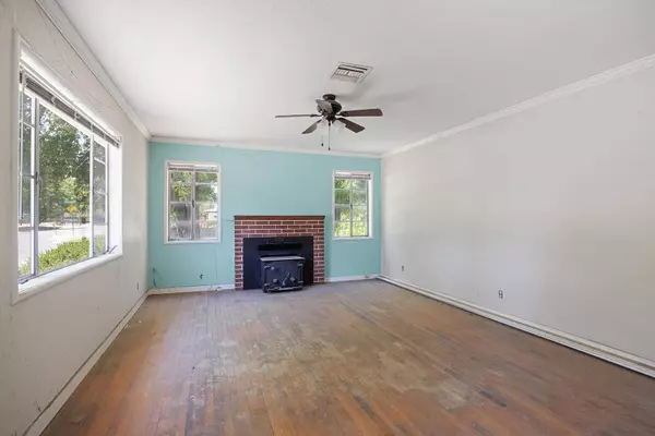 5010 W Oak Avenue, Visalia, CA 93291