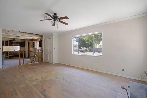 5010 W Oak Avenue, Visalia, CA 93291