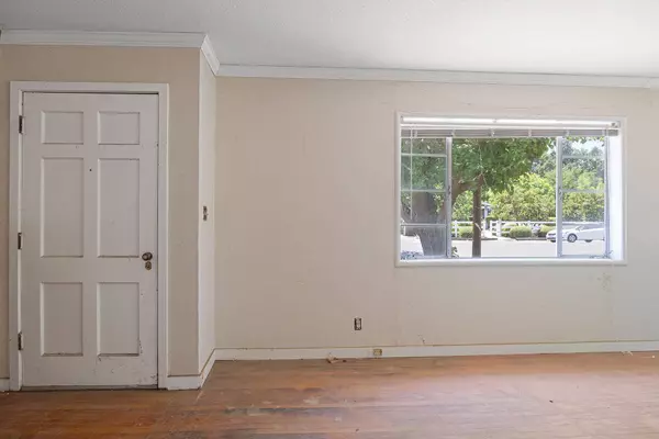 5010 W Oak Avenue, Visalia, CA 93291